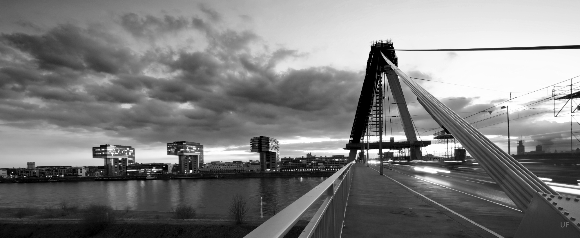 DSC 5390 Severinsbrücke Kranhäuser SW Himmel Verlauf 2